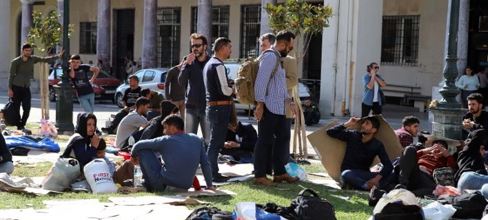 Ακόμη δεν άδειασε… ξαναγέμισε η πλατεία Αριστοτέλους από παράνομους μετανάστες (βίντεο)